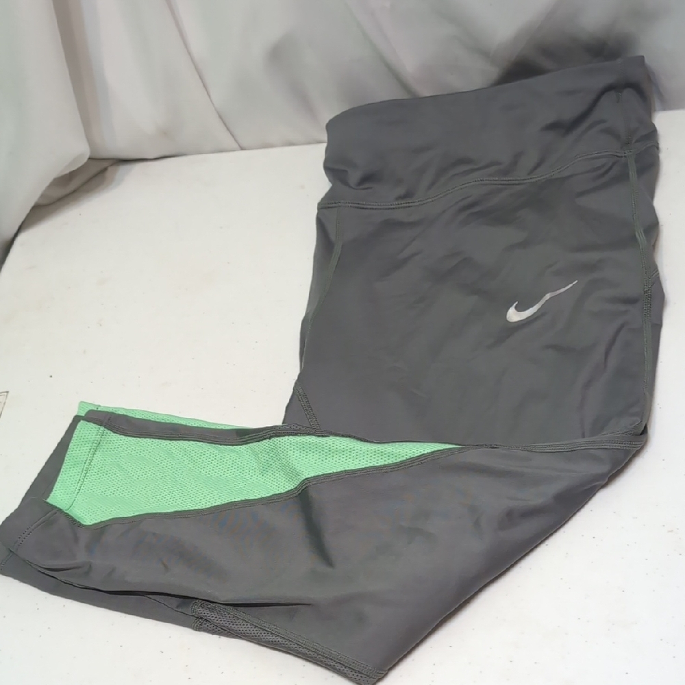 Nike Gray Calf-Length Leggings 1X Plus Size Activewear New With Tags
